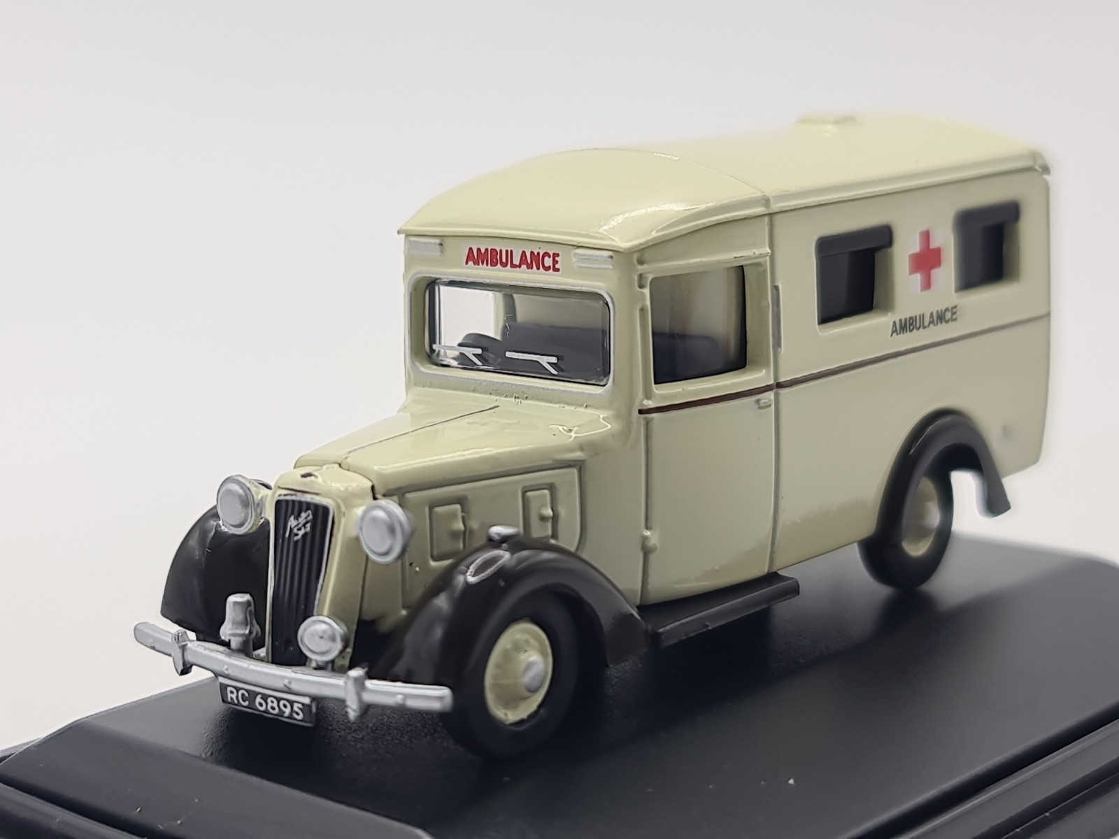 Oxford Diecast 76AMB001 Austin 18 Ambulance  Rolls Royce Works  Boxed  1:76  VGC