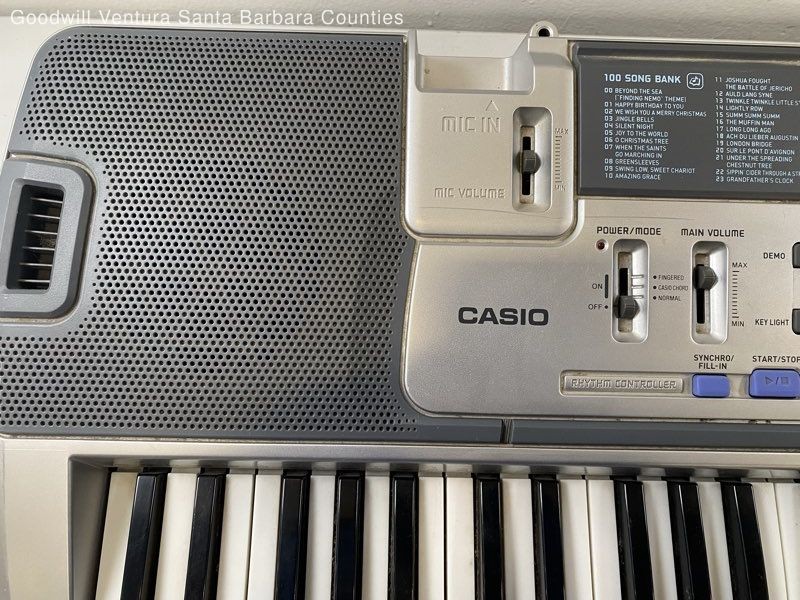 Casio Key Lighting System LK-100 61-Key Electronic Keyboard