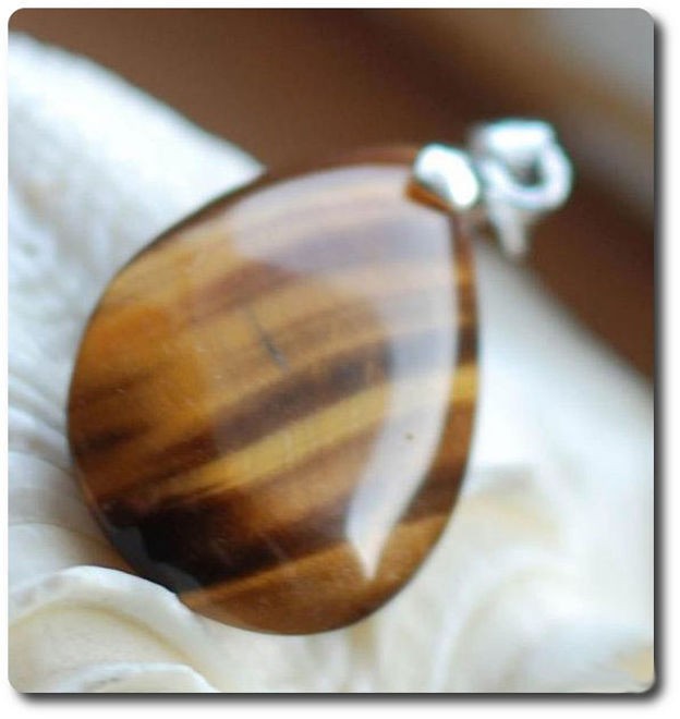 Pendentif oeil de tigre et plaqué or blanc, une idée cadeau d'exception pour elle
