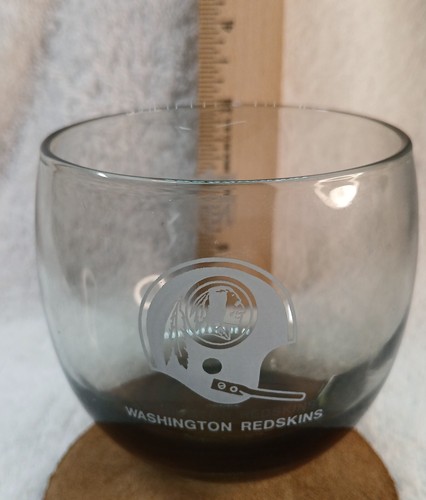Bicchiere da whisky vintage Washington Redskins NFL 3" fumè lowball vetro Rolly Po - Foto 11 di 14