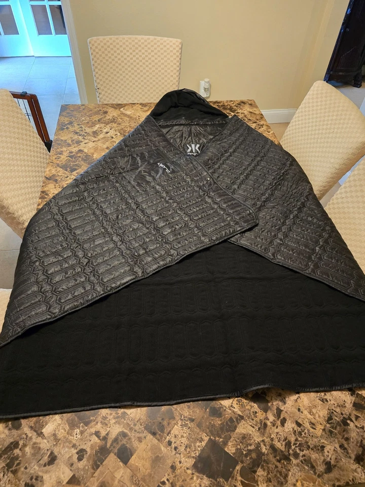 Cobertor e poncho esportivo de poliéster multiuso isolado Kijaro, preto Vik - Imagem 2 de 4