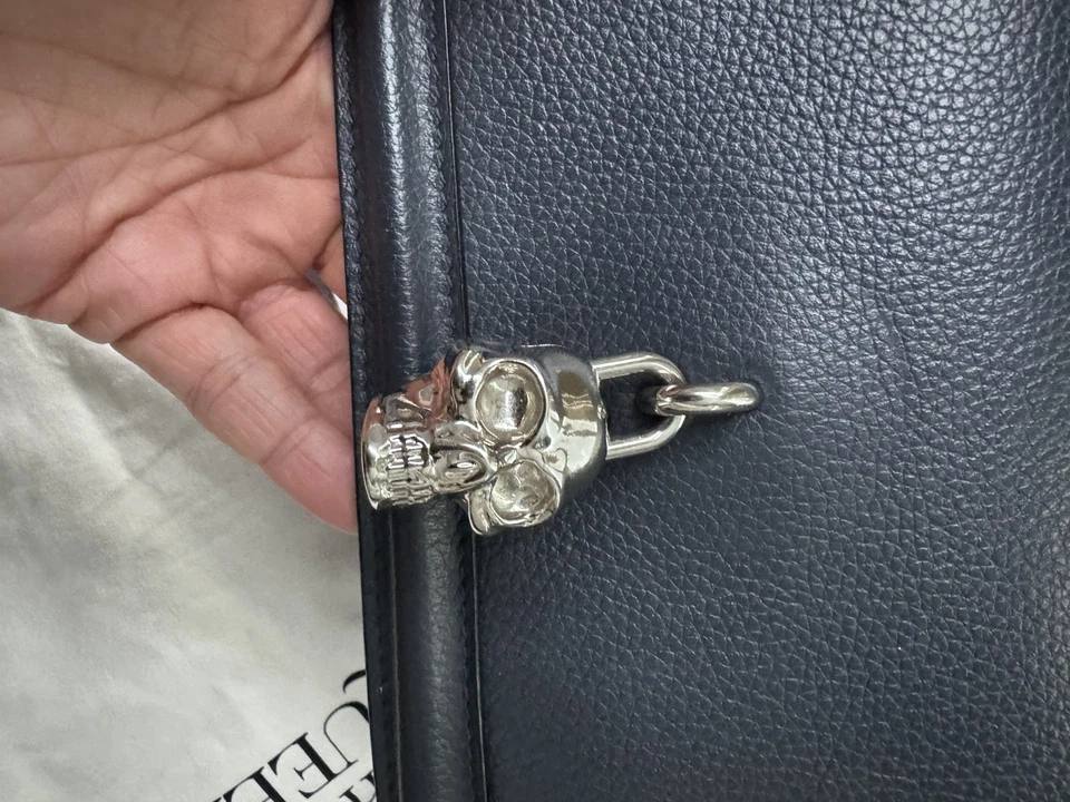 Alexander McQueen navy blue textured leather cross body silver skull handbag - Image 4 of 4