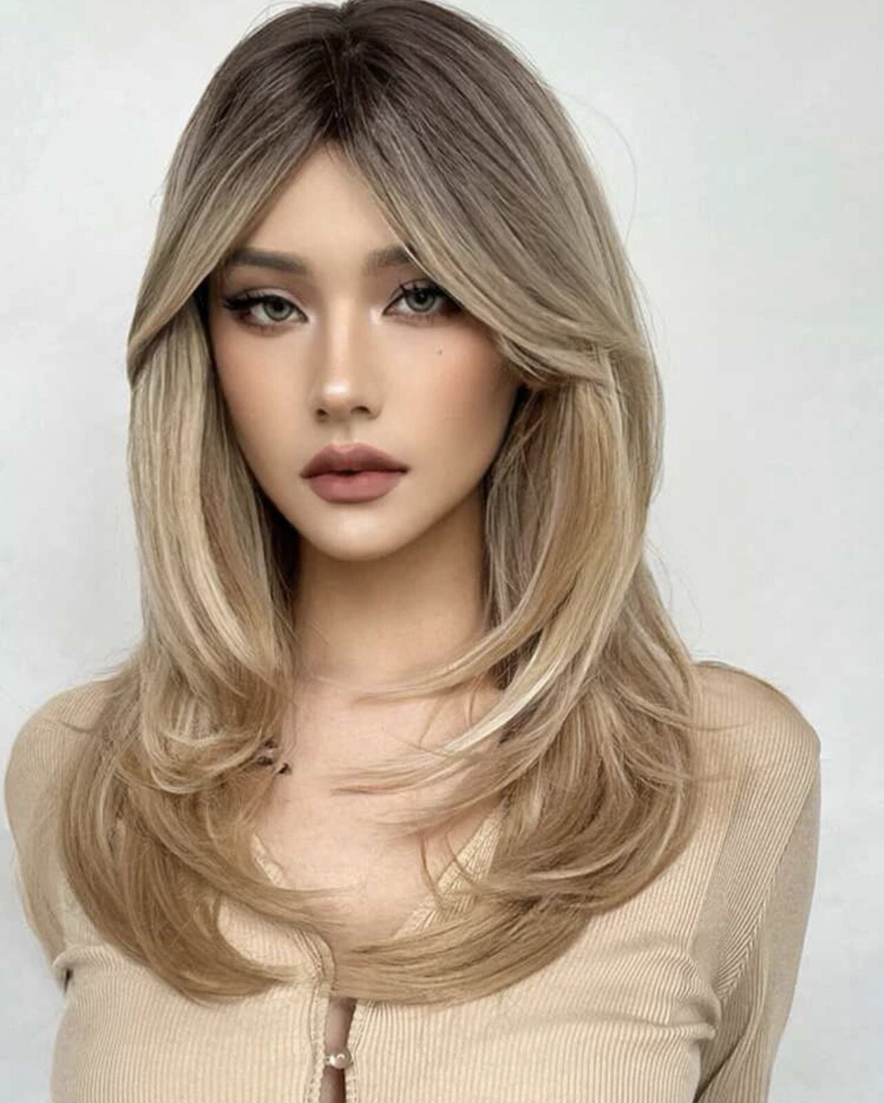 Perruque synthétique blonde frange droite pour soirée et look quotidien