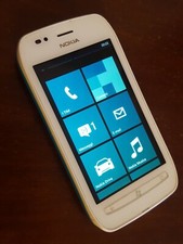 NOKIA LUMIA 710  FUNZIONANTE CON CARICABATTERIA