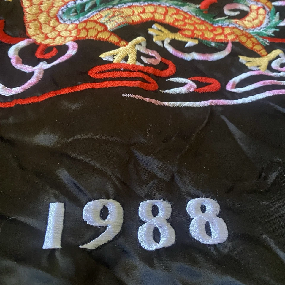 Chaqueta de viaje de recuerdo vintage de los 80 Hong Kong 1988 pequeña negra satinada bombardero Foto 3 de 4