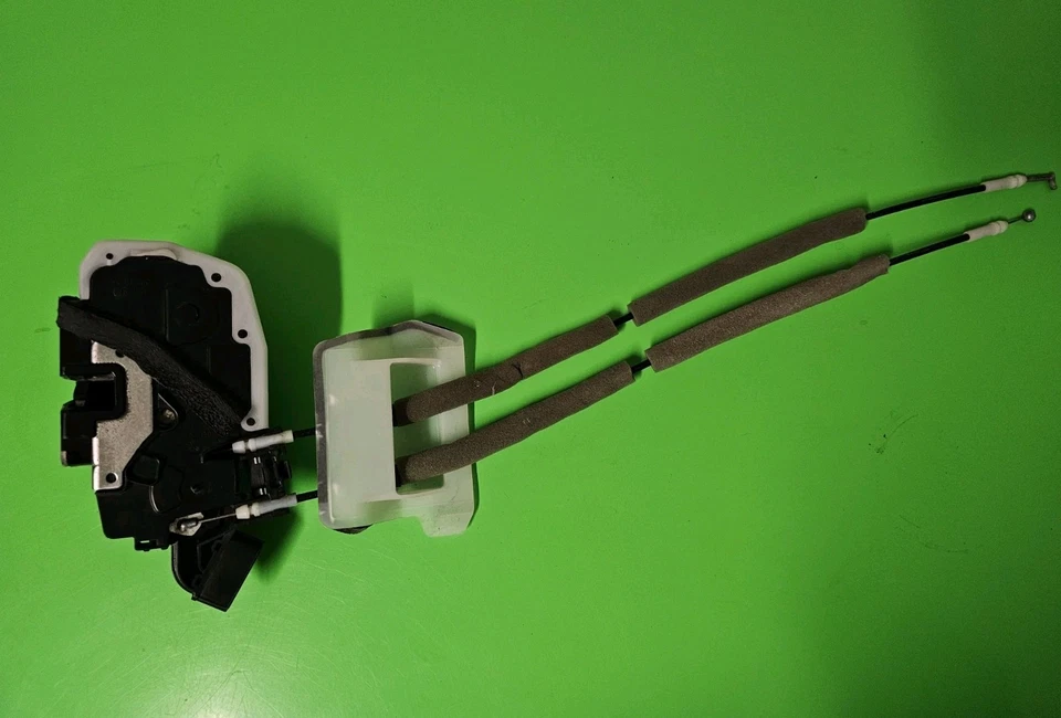 Actuador de pestillo de cerradura de puerta delantera izquierda Nissan Máxima 2009-2014 G1312440 OEM Foto 2 de 4