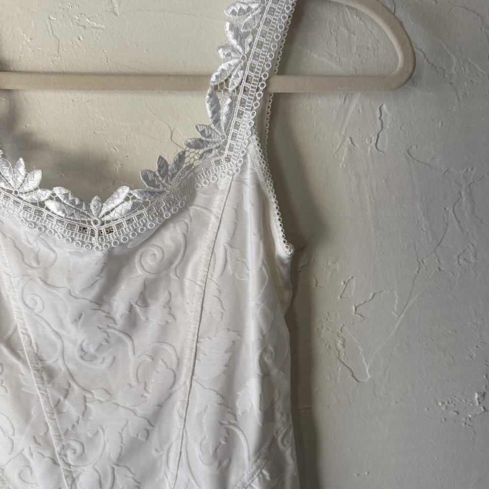 Camisola Arianne Y2k Pequeña Blanca Floral Encaje Ribete Sin Mangas Camiseta sin Mangas Coqueta Foto 2 de 4