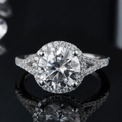 3,35 kt runder Moissanit geteilter Schaft Halo Verlobungsring 14 K Weißgold plattiert