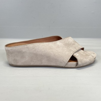Gentle Souls By Kenneth Cole Gisele Sandals Womens Size 7 Beige Suede Shoes