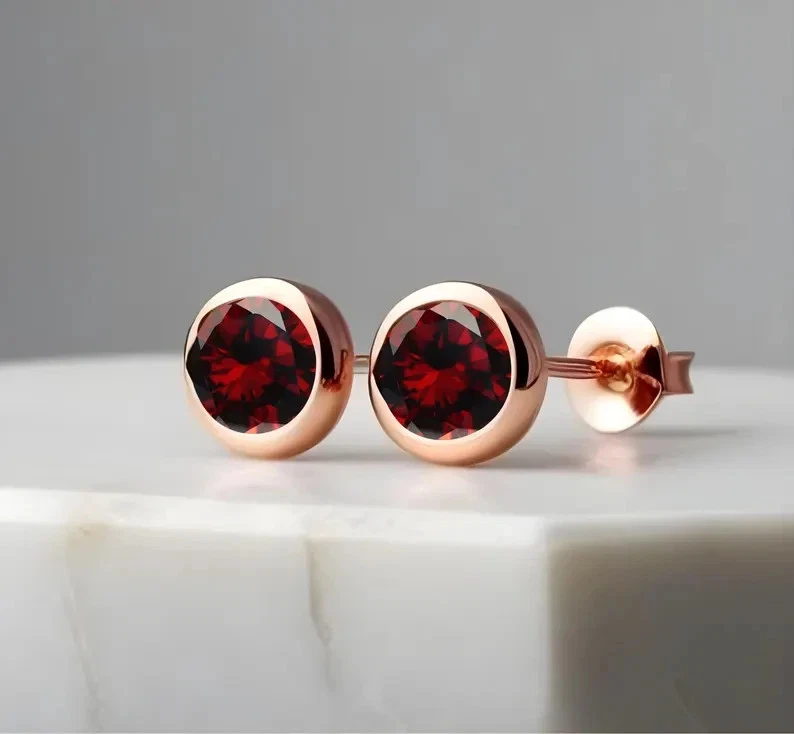 Juego de bisel pequeño enchapado en oro rosa de 14 k granate simulado corte redondo de 2 quilates Foto 4 de 4