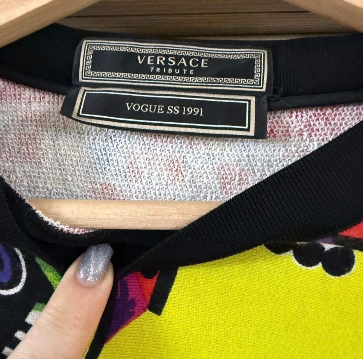Maglione Versace Tribute Vogue SS 1991 stampa collage grafica colorata Italia $799