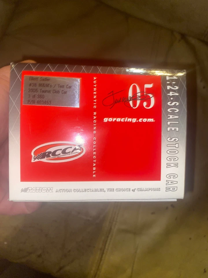 Elliott Sadler #38, 2005 Taurus Club Car. Coche de prueba/M's. NASCAR de acción Foto 2 de 4