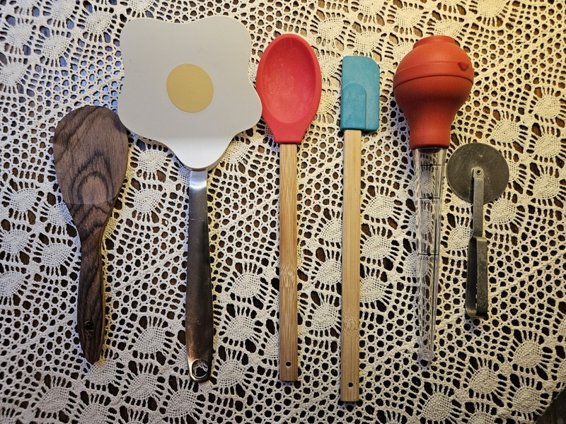 Kitchen Utensil Lot Wooden Spoon Pizza Cutter Rubber Spatula Turkey Baster