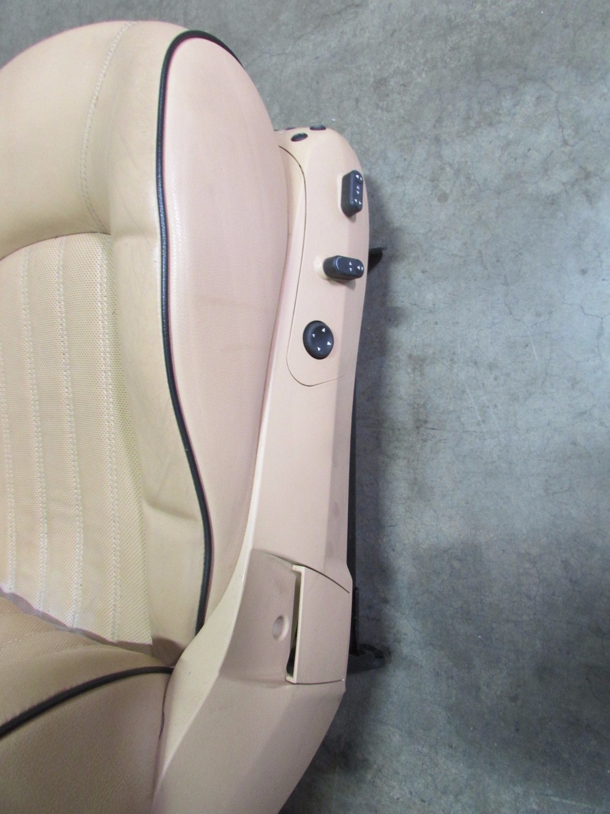 Maserati Quattroporte, RH, Right Front Seat, w/ Table, Beige, Used