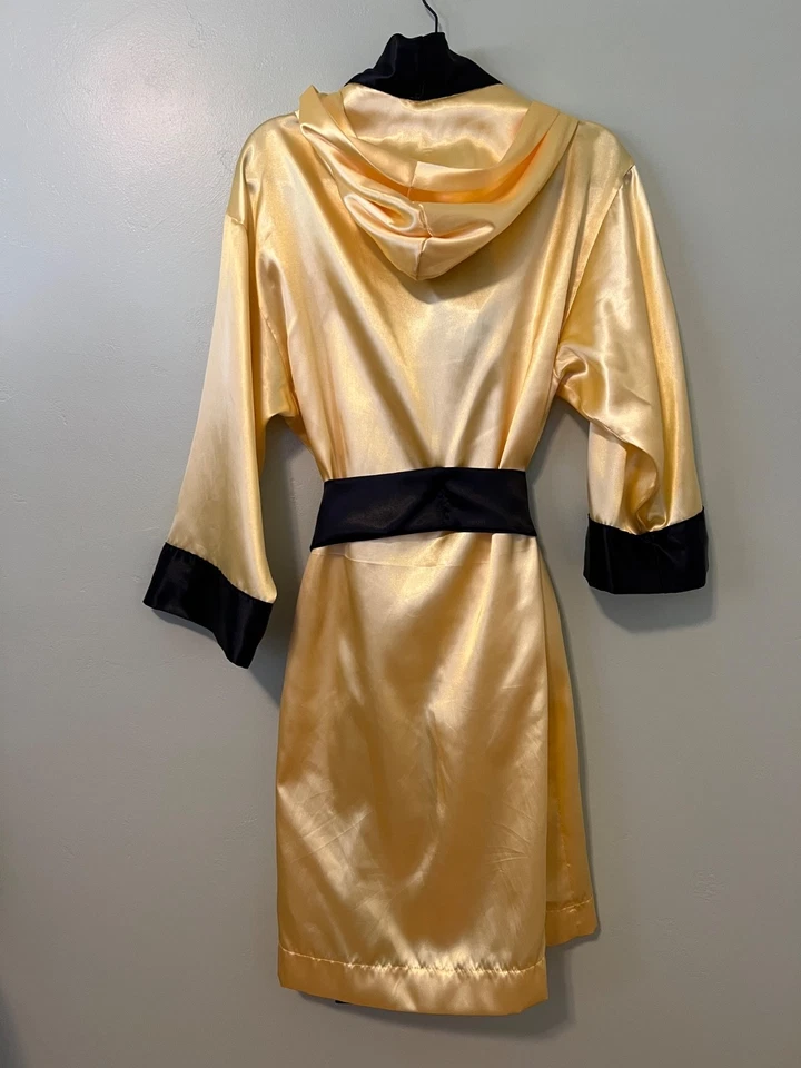 Disfraz: Rocky Balboa bata boxer satinada amarilla con capucha HECHA A MANO Foto 4 de 4