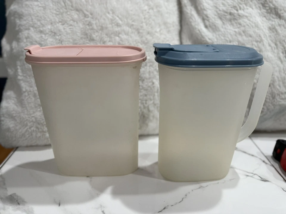 Vintage Set Of 2 Tupperware Containers. Light Blue And Pink Lids - Image 2 of 4