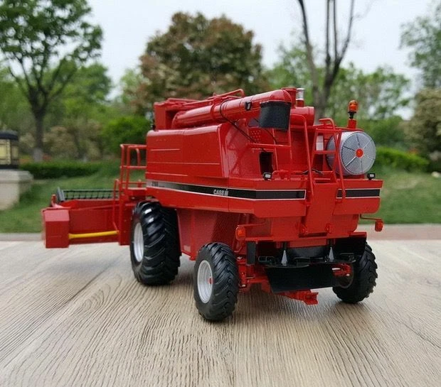 Universal Hobbies Case IH 2188 Axial-Flow Combine Harvester 1:32 Scale UH5269 - Image 3 of 4