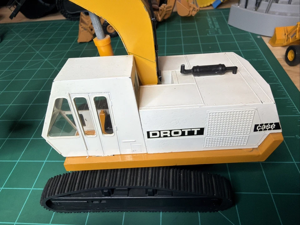 Case 296 Drott Excavator 50 1:35 Scale Die-Cast NZG Conrad  - Image 3 of 4