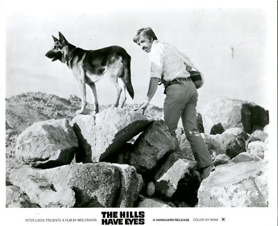 THE HILLS HAVE EYES : 1 Original-US-Pressefoto(20x25cm) WES CRAVEN (REGIE) -6-