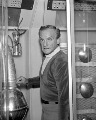 Lost in Space Jonathan Harris as shifty Dr Smith on Jupiter 2 8x10 photo