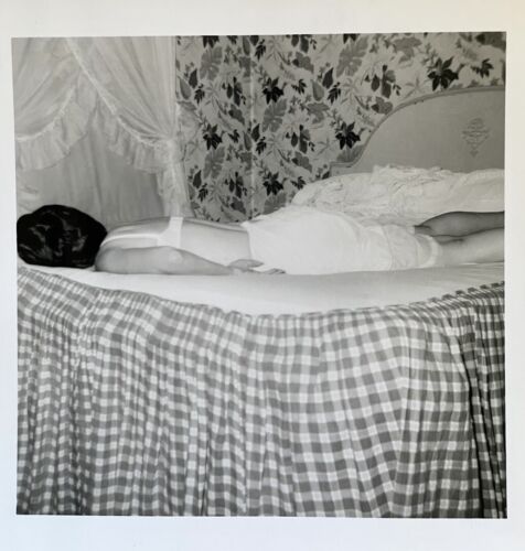 VTG 50s PHOTO LINGERIE WOMAN UNDERWEAR BRA GAL Bed Behind SNAPSHOT GAY Lesbian - Picture 1 of 3