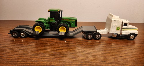 Ertl John Deere Semi with Hauler and 9220 Tractor 1/64 - Picture 4 of 6