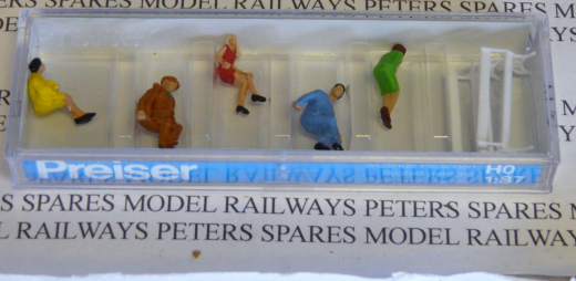 Preiser 14101 Sitting People On Benches (Pk5) OO/HO Gauge Figures