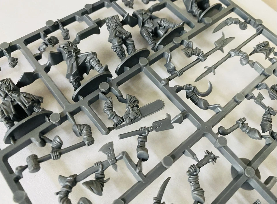 Frostgrave Cultists III 28mm New • One Sprue • 5 Miniatures • Osprey Northstar - Image 3 of 4