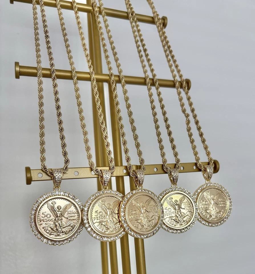 Cadena de cuerda de 4 mm con colgante de moneda de 50 pesos con piedras circonitas - Chapado en oro Foto 4 de 4