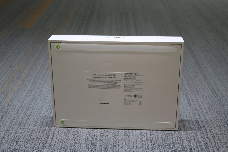 Apple MacBook Air A3114 2024 15.3", Apple M3, 256GB SSD, 16GB DDR5 Laptop - Image 3 of 4