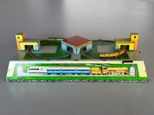 Blechspielzeug, Bahnhof mit 2 Zügen, Aufziehmechanismus, Lenin Memorial Factory