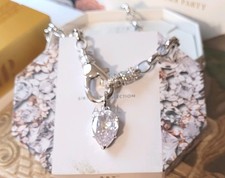 Bomboniera Festa Aprile 2025 Ciondolo "Stile Bambino Seduto" Diamante Zircone Rodiato Placcato