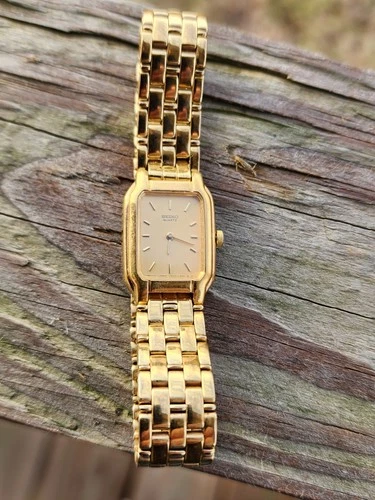 Seiko Women's Vintage Gold-Tone V-400 1501 Quartz Watch