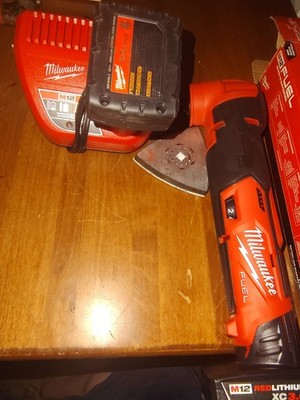 Milwaukee M12 FUEL Oscillating Tool Variable Speed 12V Li-Ion Battery & Charger