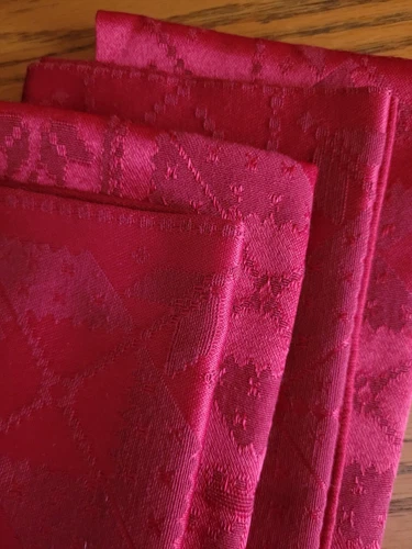 Holiday Christmas Valentine 4 Damask Napkins Red Preowned excellent condition