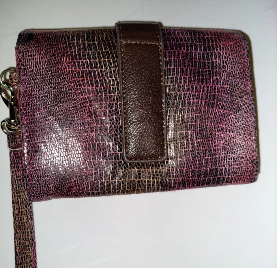 Christopher & Banks Bolso sin asas Monedero Muñequera Brillante Reptil Estampado Diseño  Foto 2 de 4