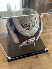 Real Madrid Ball signed: Ronaldo R9, Figo, Raul, R.Carlos, Guti, Salgado