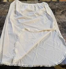 VINTAGE SHADOWLINE CREAM COLORED HALF SLIP  SIZE MEDIUM. SIDE SLITS