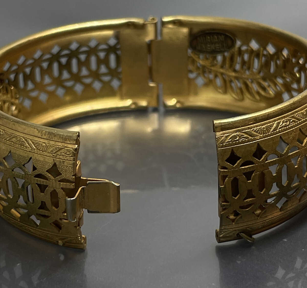 MIRIAM HASKELL リボンブレスレット Vintage Miriam Haskell Bangle Bracelet Gold Tone Faux Pearl