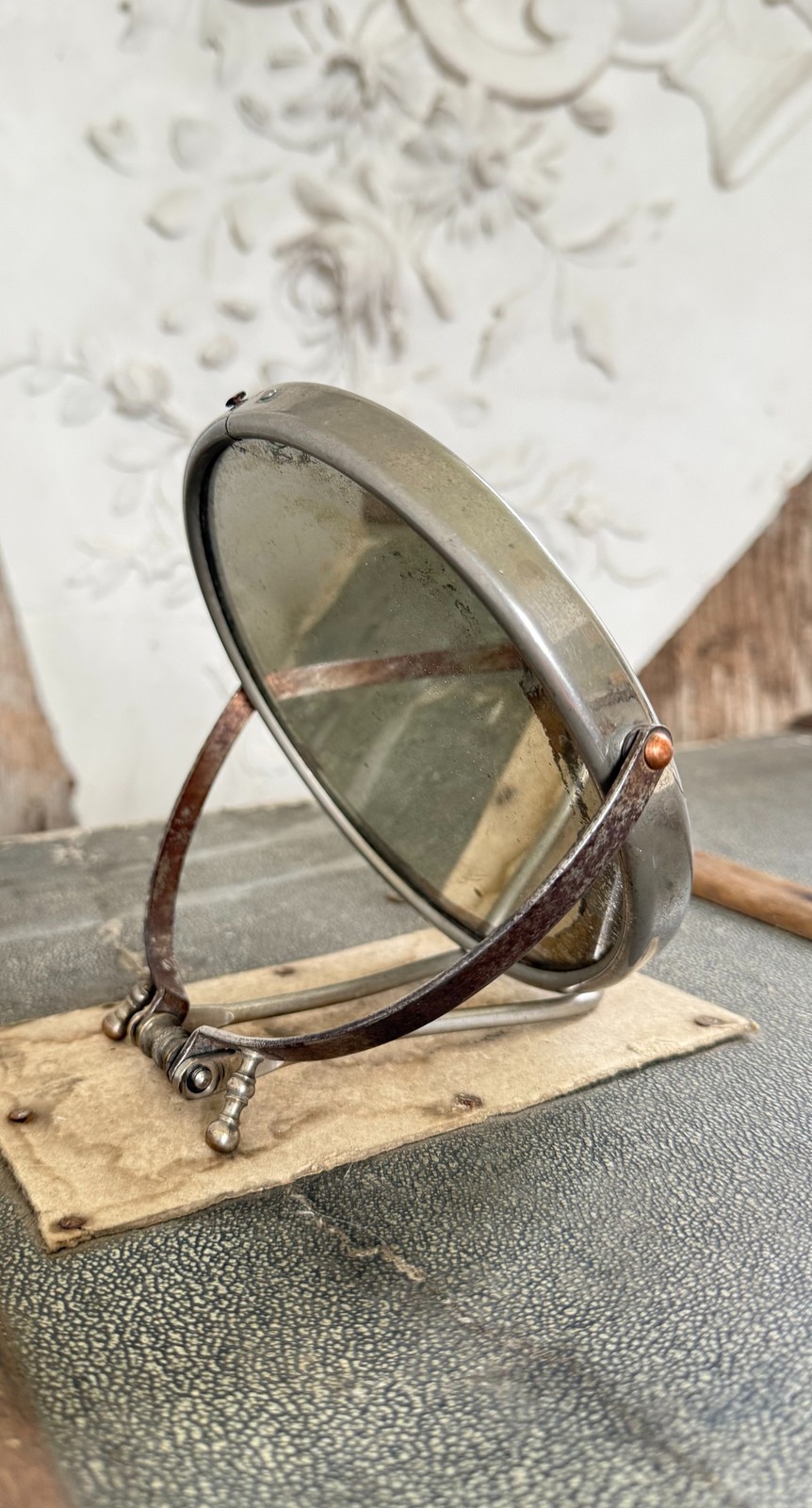 Miroir pliant double face ergonomique contre les reflets flous