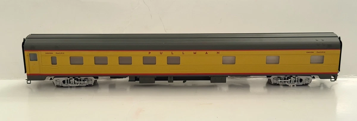 Union Pacific Railroad C-8 Like New HO Model Railroad Passenger