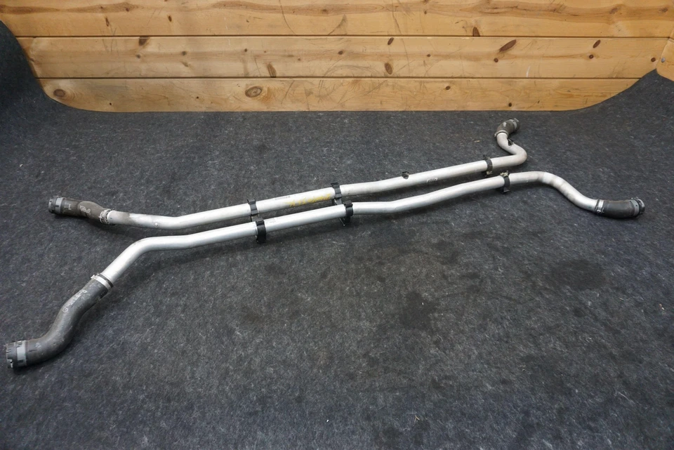 Tubo de alimentación de retorno de refrigerante del motor OEM 992121034 Porsche 911 Turbo S 992 2021 Foto 4 de 4