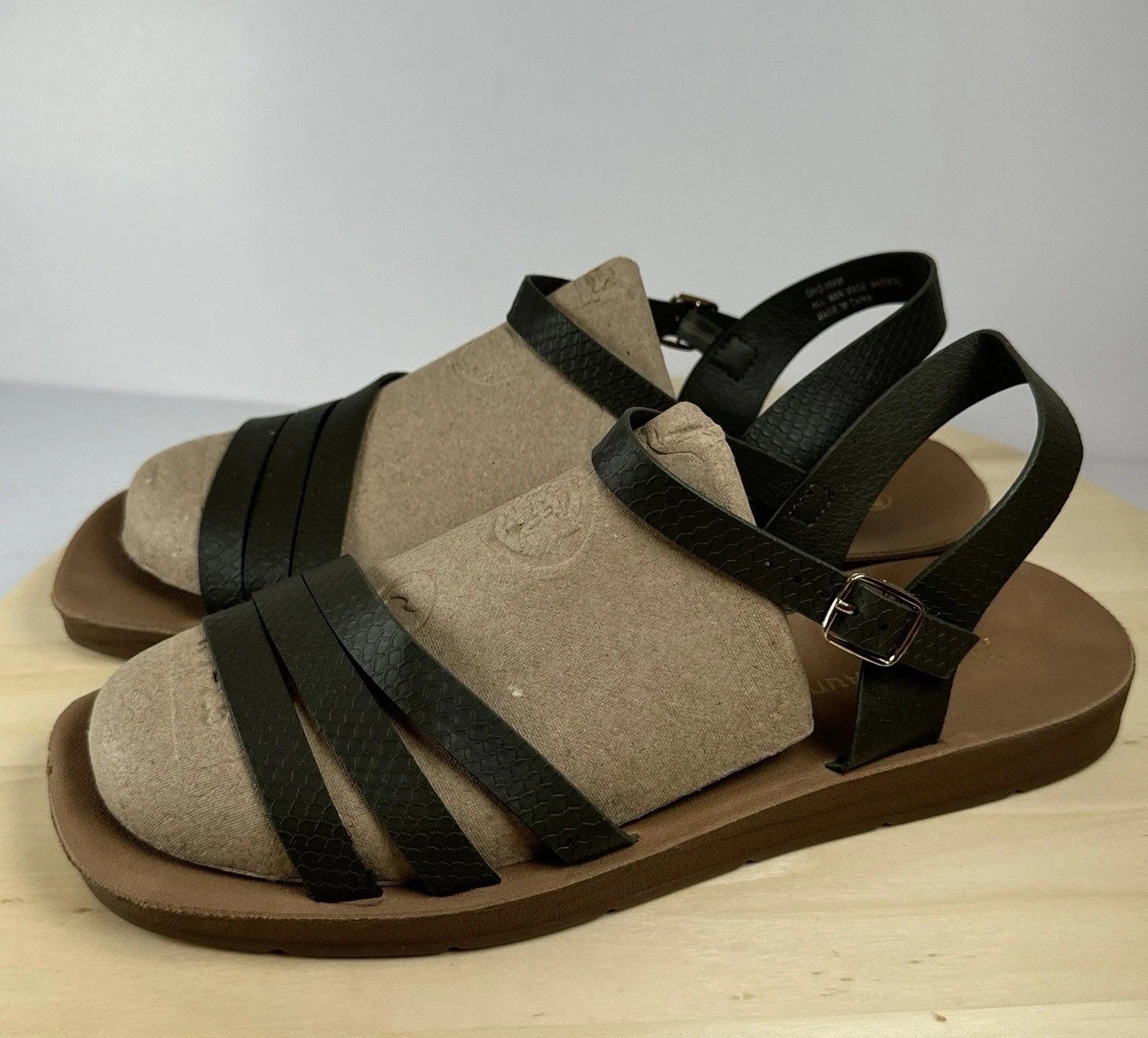 CL By Laundry Strappy Flat Sandals Olive Green Ankle Strap 9W NWOT Wide