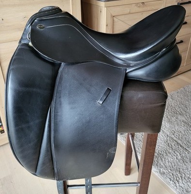 Dressursattel Pfiff Amaretto schwarz 18'' KW 2 **neuwertig**