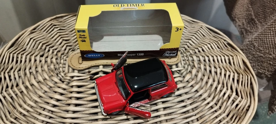 Modellino Mini Cooper 1300 Scala 1:35 - Immagine 3 di 4