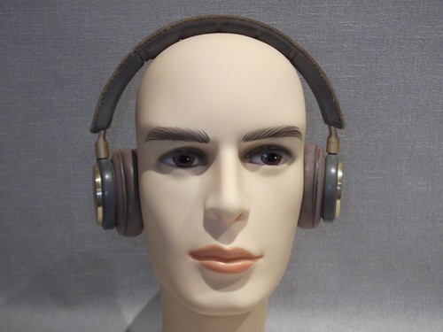 Bang and Olufsen B&O Beoplay H8 Wireless On Ear Headphones With Noise Cancelling - Picture 3 of 12