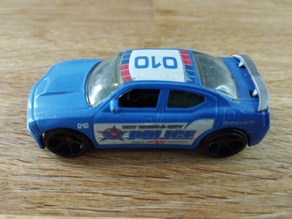 Coche de policía fundido a presión Hot Wheels HW City Works 2/10 (2010) azul Dodge Charger SRT8 Foto 4 de 4