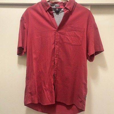Volcom men's ''Jackaroach'' short-sleeve button-up shirt in a ''Modern Fit''. Size L