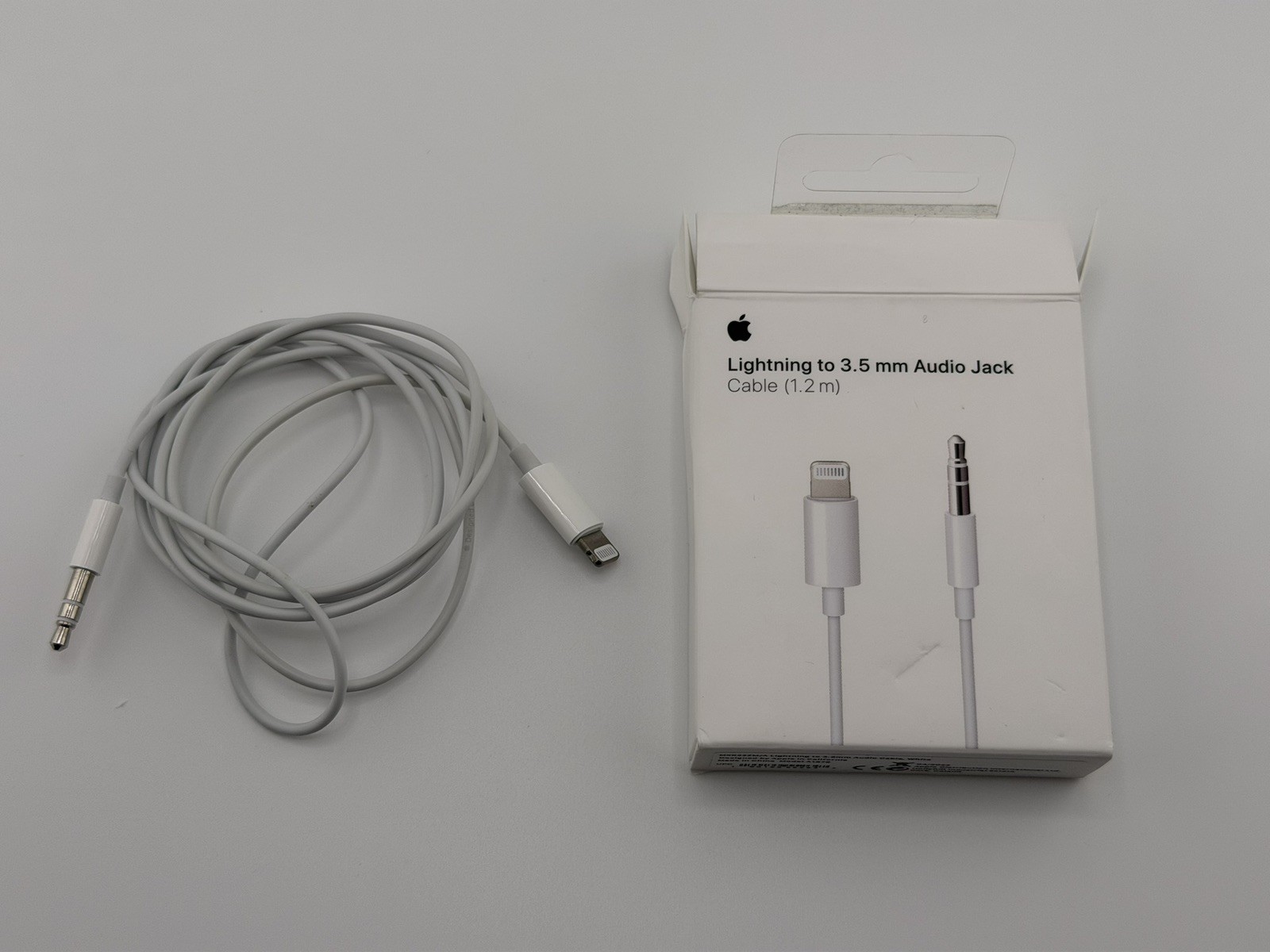 GENUINE APPLE LIGHTNING TO 3.5MM AUDIO JACK CABLE ADAPTER - WHITE A1879 ORIGINAL