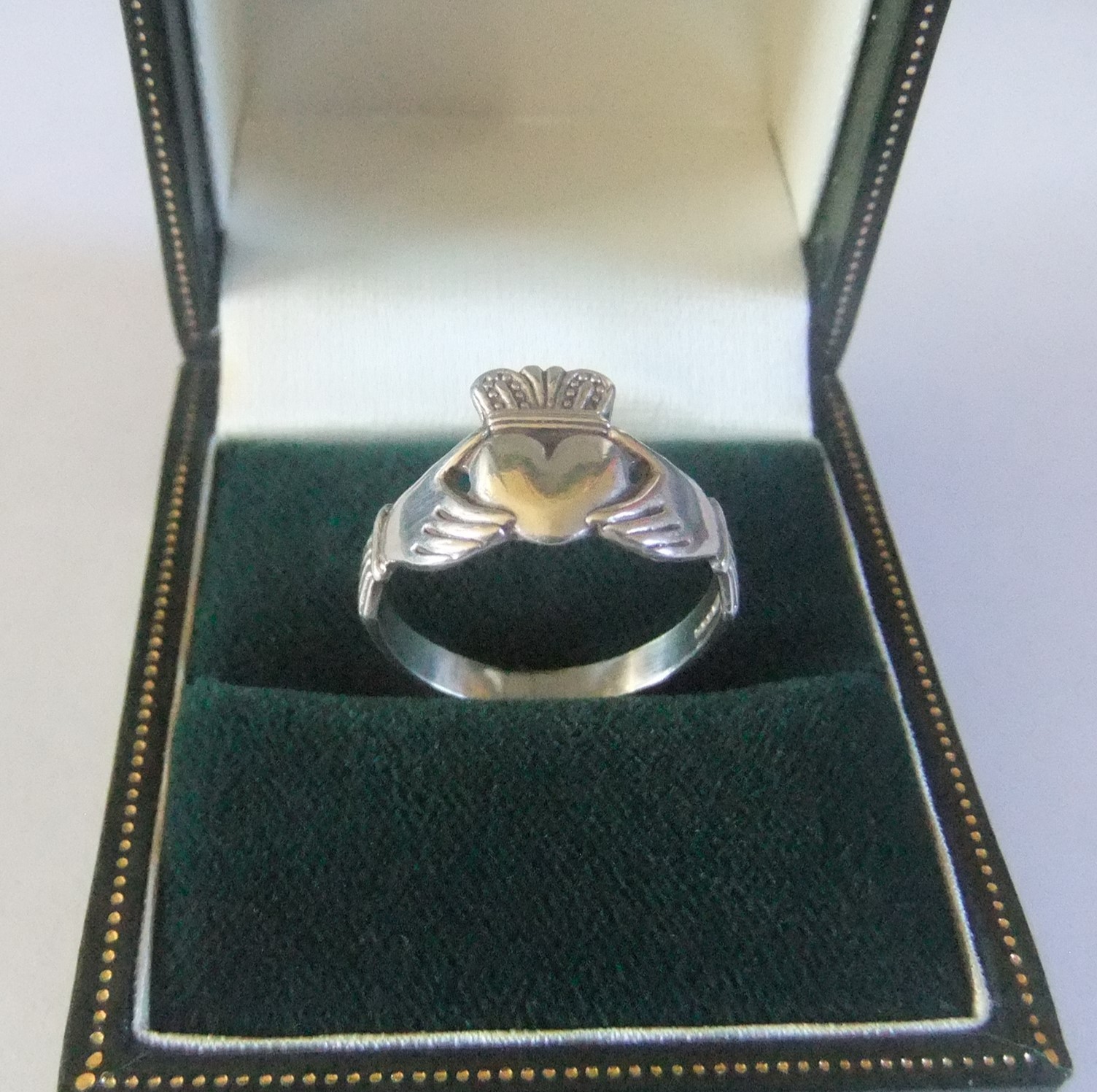 VINTAGE SOLID STERLING SILVER CLADDAGH RING * SIZ… - image 1